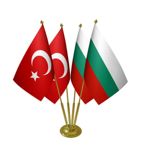 Masa Üstü Bulgaristan Bayrağı Türk Bayrağı Dörtlü Pirinç Direk Masa Bayrak Seti