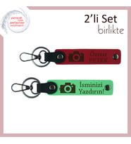 Sevdiğinle Anılar Biriktir, Kişiye Özel İsimli Kamera Desenli x2 Anahtarlık Hediye, Kırmızı-F Yeşil