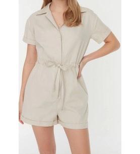 Kadın Moda Standart Kol Boru Paça Gömlek Yaka Kısa Bağlama Detaylı Gabardin Süper Mini Dokuma Tulum (Taş)
