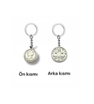 Elizabeth Çift Taraflı Madalyon Anahtarlık – Antik Görünümlü Zamak Metal Unisex Aksesuar