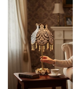 Füme Kadife Kaplı Beyaz İşlemeli Başlık Gold Metal Çiçek Süslemeli Ayaklı Klasik Abajur 50x25cm