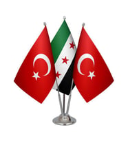 Masa Üstü Özgür Suriye Bayrağı Türk Bayrağı Üçlü Krom Direk Masa Bayrak Seti