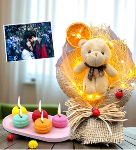 Kişiye Özel Fotoğraflı Led Işıklı Buket ve Renkli Kokulu Makaron Mum (Model 6)