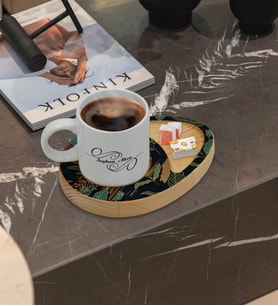 BK Gift Kişiye Özel Çiçekler Tasarımlı Doğal Ahşap Tabaklı Türk Kahvesi Fincanı Sunum Seti Model 2