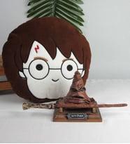 Harry Potter Yastık Ve Harry Potter Şapka Masa Standlı