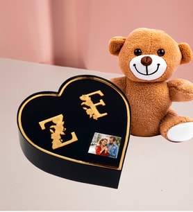 Kalp Kutu Kişiye Özel Çift Pleksi Harf Tasarımlı Kalp Kutu Ve 25 cm Peluş Ayıcık Ve Ahşap Çerçeve