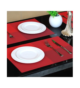 Amerikan Servis Sunum Altlığı 4 Adet Kaymaz Isıya Dayanıklı Leke Tutmaz Yıkanabilir Pvc 45 x 30 cm Kırmızı Renk (Kırmızı Dama)