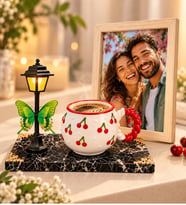 Kişiye Özel Fotoğraflı Ahşap Çerçeve Kiraz Tasarımlı Kupa ve LED Sokak Lambası Seti