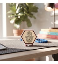 Zarif Hamsa motifli masaüstü dekoru, ofis ortamına ferahlık ve modern bir şıklık katan tasarım 10x10 cm, Pudra