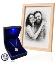 Işıklı Kutuda 925 Ayar Gümüş Altın Kaplama Baget Kolye ve Kişiye Özel Karakalem Fotoğraflı Ahşap Çerçeve