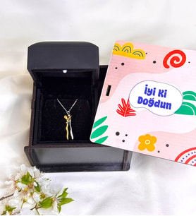 Doğum Günü Hediyesi Baskılı Ahşap ve Işıklı Kutusunda Sarılan Romantik Çiftler 925 Ayar Gümüş Kolye