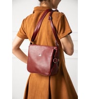 Givenza Kadın Çok Bölmeli  Çapraz Askılı Omuz Çantası – Günlük Kullanım Şık ve Kullanışlı Deri Görünümlü Çanta (A.Bordo)