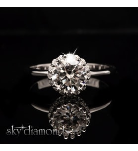 Sky Diamond Etrafı Pırıltılı Taşlarla Süslenmiş 1.25ct Tek Taş