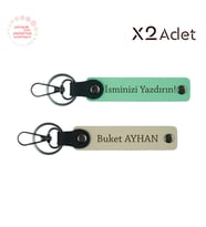 Kuzene Neşeli Sürpriz, İsim Yazılı 2’li Anahtarlık Hediye Seti, Yeşil-Sütlü Kahve
