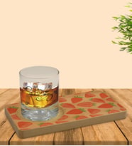 BK Gift Kişiye Özel Çilek Tasarımlı Doğal Ahşap Tabaklı Viski Bardağı Sunum Seti Model 1