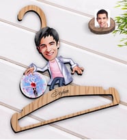BK Gift Kişiye Özel Erkek Elektrik Mühendisi Karikatürlü Standart Boy Ahşap Elbise Askısı-1