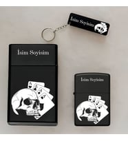Kart Kuru Kafa As Desenli İsimli Çakmak,Metal Tabaka ve Anahtarlık Hediye Seti (Siyah)