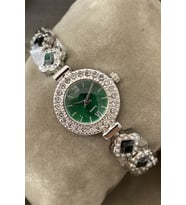 Siyah Saat Kutu İçinde Zirkon Taşlı Şık Gümüş Yeşil Renk Metal Kordonlu Zarif Kadın Kol Saati Yılbaşı İçin Hediye Kibar Sevgiliye Eşe Kadına Hanıma Doğum Günü Yıl Dönümü Sürpriz Hediye Ablaya Anneye Teyzeye Halaya Kız Kardeşe Çocuğa