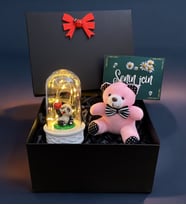 Siyah Hediye Kutusunda Pembe Peluş Ayıcık ve Led Işıklı Fanus Hediye Seti (Model 5)