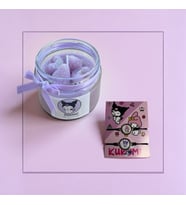 Kuromi Hediye Seti – 1 Adet Frambuaz Kokulu Kuromi Mum + 1 Adet Kuromi + 1 Adet My Melody Bileklik (Mor)