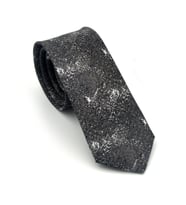 Gri Desenli Füme Dokuma Kumaş Mendilli Slim Fit Kravat // SDK-2613-3