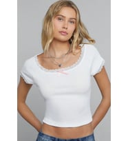 Kadın Beyaz Göğsü ve Kolları Dantelli Fiyonklu Kısa Kol Crop Top Bluz
