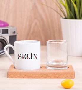 Kişiye Özel Çiçek Harf Tasarım İsim Yazılı Ahşap Sunumlu Kahve Fincanı