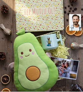 Kişiye Özel Karikatürlü İnşaat Mühendisi Hediye Kutusu - Kişiye Özel T Pastel Kupa, Peluş Yastık, Fotoğraf 1 Adet Mühendisler Günü Hediyesi
