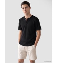 LCWAIKIKI Classic Siyah Henley Yaka Dokulu Erkek Tişört