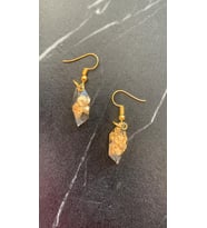 Şeffaf Renkli Gold Varak Süslemeli Gold Aksesuarlı Kristal Şekil Sallantılı Epoksi Küpe Hediyelik