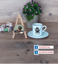 Erkek Kuaförü Türk Kahvesi Fincanı Ahşap Altlıklı ve Fotoğraflı Ahşap Anahtarlık Hediye (Model 2)