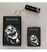 Joker Desenli Kişiye Özel İsimli Çakmak,Metal Tabaka ve Anahtarlık Seti - 3'lü Hediye Set SMP28 (Siyah)