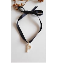 P HARF TARZ İNCİLİ KURDELA CHOKER KOLYE