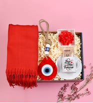 Kırmızı Şal& Kırmızı Renkli Dekoratif Nazar Boncuğu& Lotus Çiçeği Model Kırmzı Renkli Mum& " Love You Forever " Baskılı Fincan& Mehmet Efendi Tek İçimlik Türk Kahvesi Hediye Seti