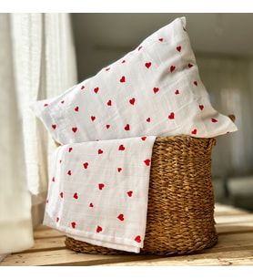 %100 Pamuklu İki Katlı Kırmızı Kalp Desenli Müslin Örtü 100x110 ve Müslin Yastık Kılıfı 35x45