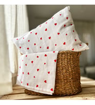 %100 Pamuklu İki Katlı Kırmızı Kalp Desenli Müslin Örtü 100x110 ve Müslin Yastık Kılıfı 35x45