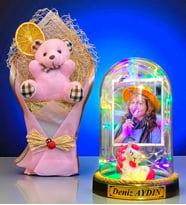 Kişiye Özel İsimli Fotoğraflı Renkli Led Işıklı Fanus ve Pembe Peluş Ayıcık Buketi (Model 10)