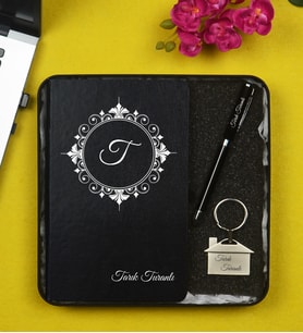 İş Arkadaşına Kişiye Özel Hediye Metal Kutu İçerisinde Siyah Defter Kalem ve Anahtarlık Hediye Seti