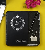 İş Arkadaşına Kişiye Özel Hediye Metal Kutu İçerisinde Siyah Defter Kalem ve Anahtarlık Hediye Seti