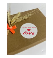Handmade With Love Ortası Kalpli Kırmızı Yazı Yuvarlak Yapışkanlı Etiket 5x5 cm 100 adet