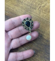 İNCİ BONCUKLU SİYAH TAŞLI KADIN BROŞ YAKA İĞNESİ GİYİM AKSESUARI 5X2 CM (Bronz)