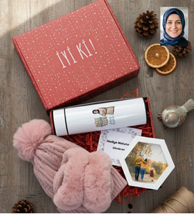 Kişiye Özel Karikatürlü Best Mom Ever Anneye Hediye Hediye Kutusu - Kişiye Özel Dijital Göstergeli Termos, Kulaklık, Bere, Altıgen Fotoğraf Çerçevesi Anneler Günü Hediyesi