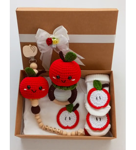 Hoşgeldin Bebek, Unisex, Yenidoğan Bebek, Elma Amigurumi İsimli Emzik Askısı Hediye Seti