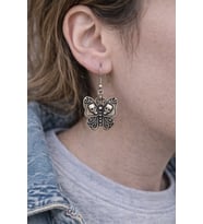 Dark Butterfly Soul – Kuru Kafa Detaylı Kelebek Figürlü Gümüş Renk Unisex Sallantılı Küpe
