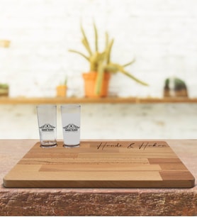 BK Gift Kişiye Özel 2’li Rakı Bardağı ve Doğal Masif Ahşap Servis Sunum Tepsisi Model 33