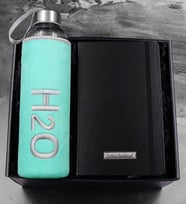 Özel Peluş Kılıflı 600ml Turkuaz Renk Cam Matara & Kişiye Özel Siyah Defter Hediye Seti