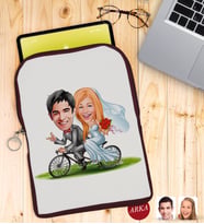 BK Gift Kişiye Özel Evleniyoruz Karikatürlü Taşınabilir Koruyucu Tablet Kılıfı & Organizer Çanta - Bordo-3