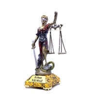 Kişiye Özel Tasarım İsimli Kaideli Adalet Heykeli, Gold Mermer Tasarımlı Kaide ve Adalet Heykeli