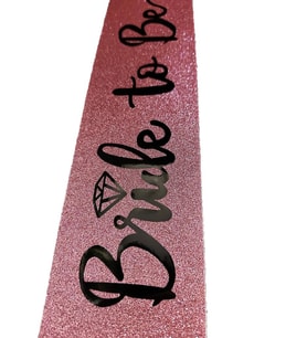 Nessiworld Pembe Üzeri Siyah İtalik Alyanslı Bride To Be Yazılı Simli Işıltılı Kuşak Kemer 10x80 cm