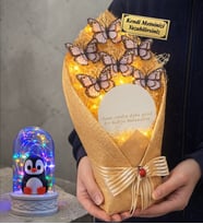 Kişiye Özel Led Işıklı, Aynalı Beyaz Kelebek Buketi ve Renkli Işıklı Penguenli Fanus (Kahverengi)